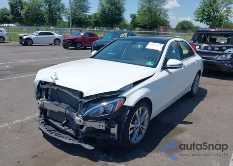 2017 Mercedes-Benz C 300 4Matic/Luxury 4Matic/Sport 4Matic z USA, uszkodzony, nr VIN 55SWF4KB1HU183192